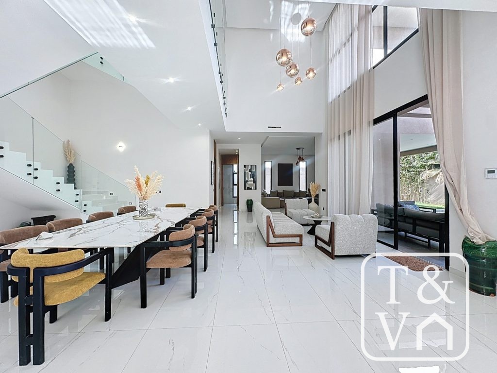 VILLA ÉLÉGANTE SUR GOLF À VENDRE – ENTIÈREMENT MEUBLÉE