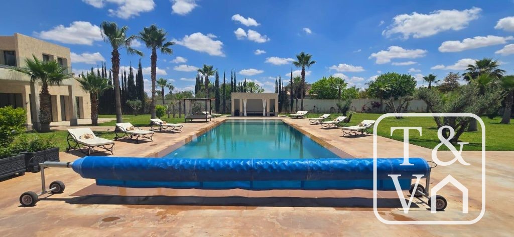 Villa de luxe à vendre à Marrakech — Route de Ouarzazate — 550 m² sur 5 100 m², 6 suites, spa, piscine chauffée 21 m, padel, autonomie solaire