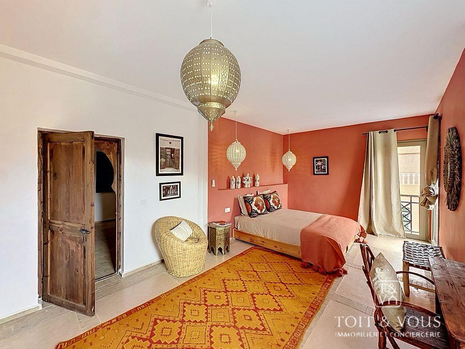 VILLA DE CHARME À VENDRE ROUTE D’AMIZMIZ – 3 SUITES, JARDIN 1023 M² & ENTIÈREMENT MEUBLÉE