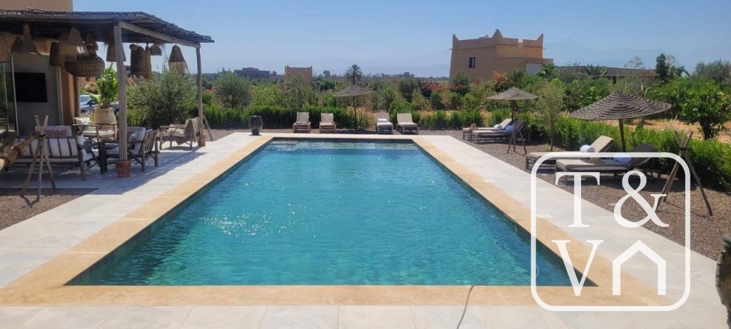 Villa à vendre Route de l&rsquo;Ourika, Marrakech — 260 m² sur 5 600 m², 5 chambres, vue panoramique Atlas, piscine, toit-terrasse — meublée clés en main
