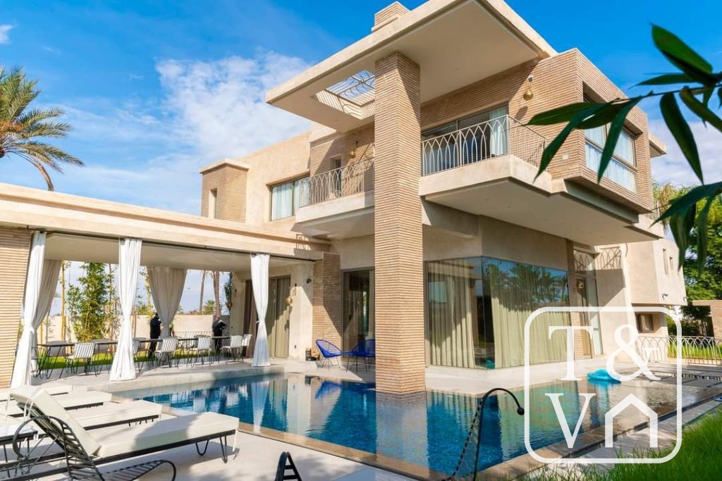 Villa Contemporaine de Prestige avec Piscines Intérieure et Extérieure à Vendre à Marrakech